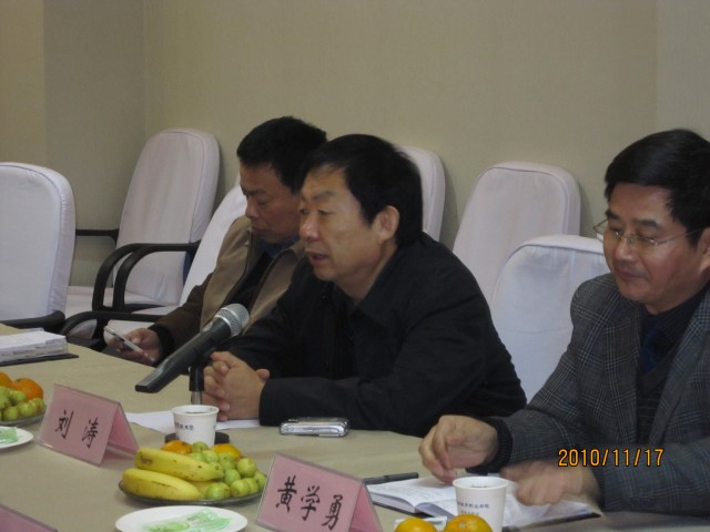 校黨委書記劉濤匯報(bào)我校社區(qū)教育工作