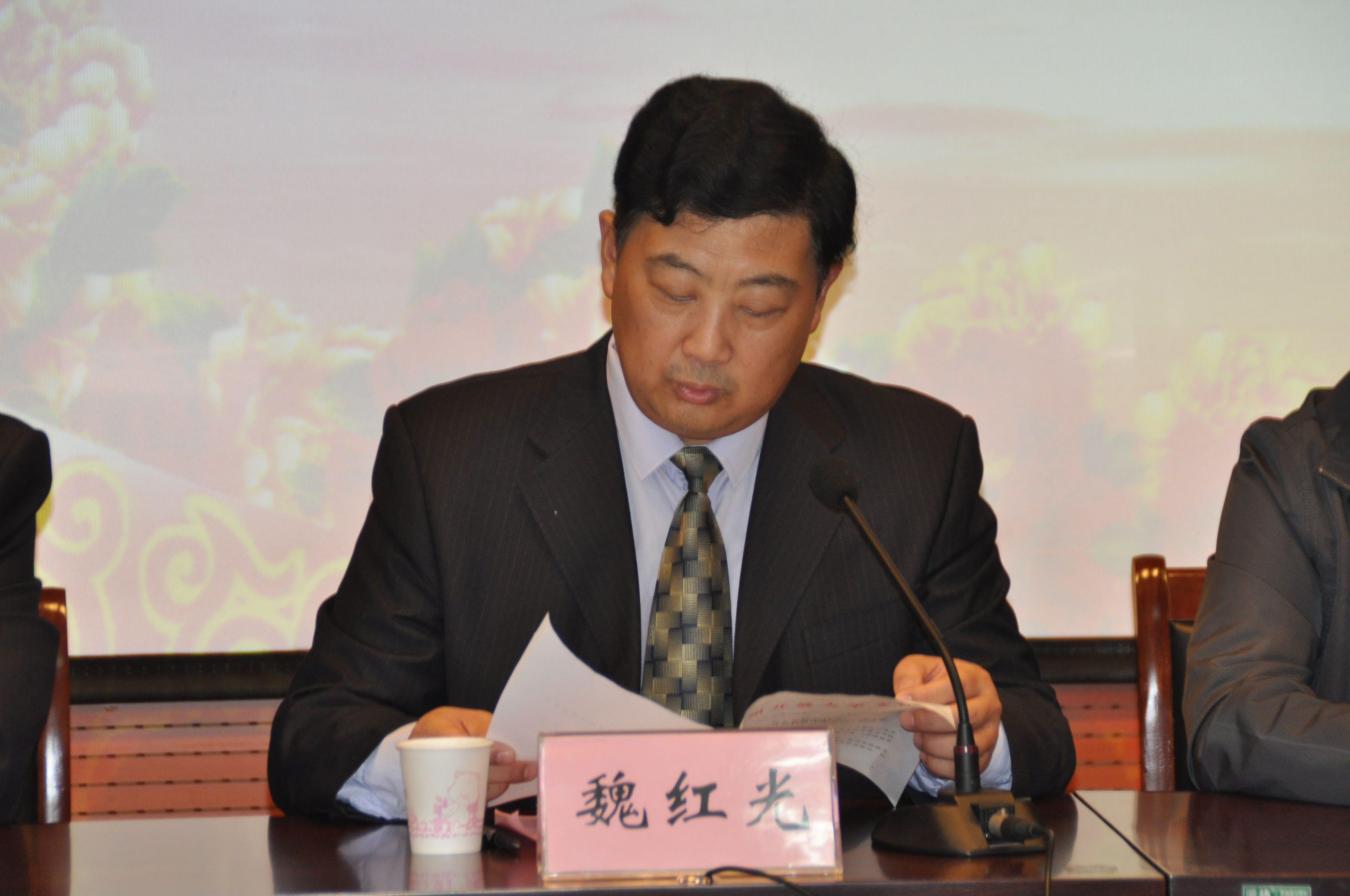 副校長(zhǎng)魏紅光主持會(huì)議、宣讀表彰決定