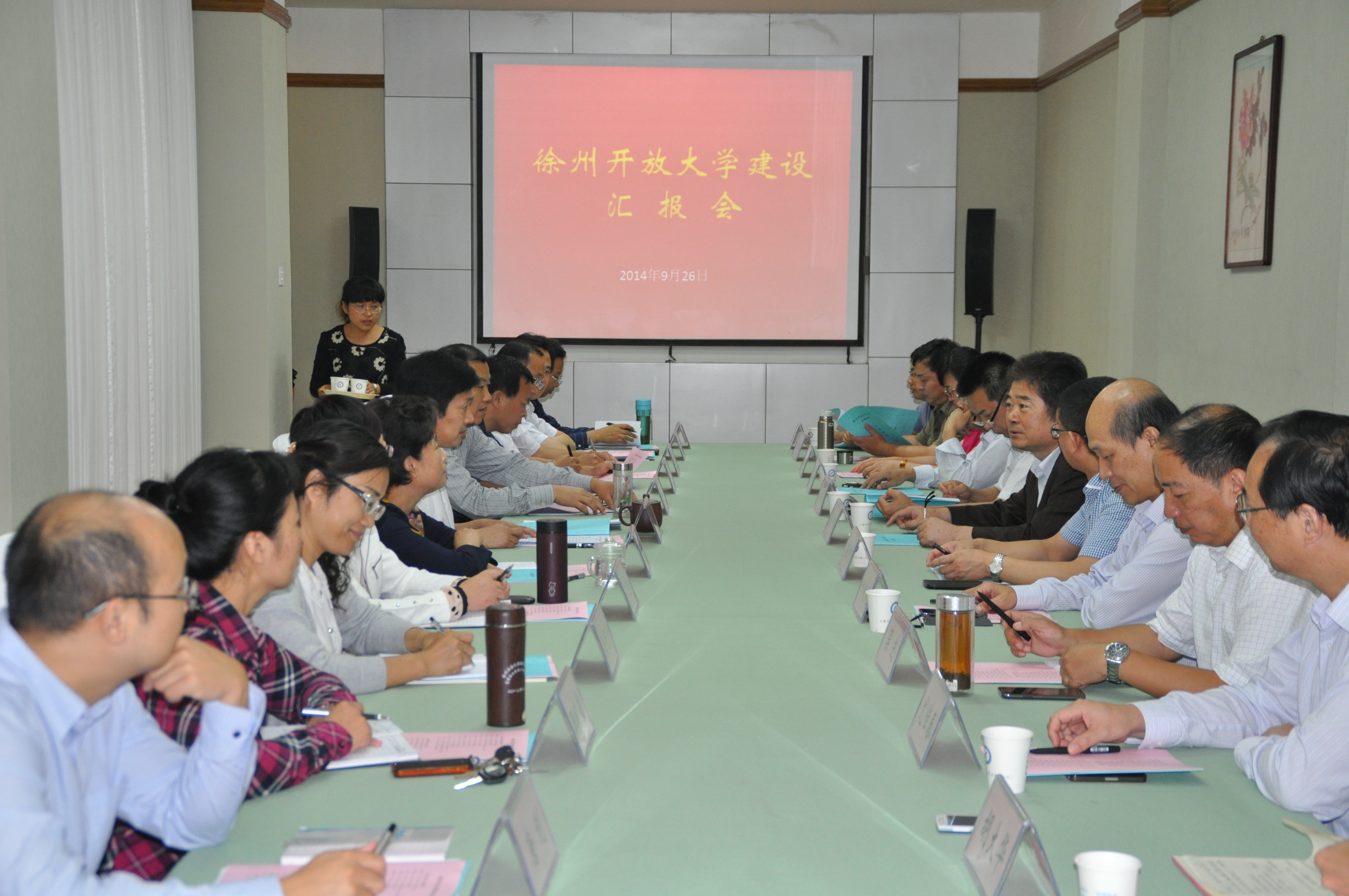 在一樓會議室我校領導熱情接待了彭坤明書記一行