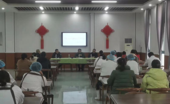 組織食堂、超市全體工作人員集中學(xué)習(xí)